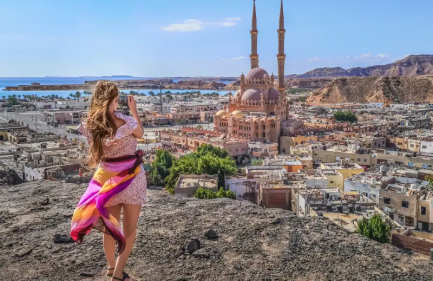 Donna a Sharm, vacanza egitto agosto
