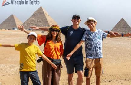 Famiglia nelle piramidi, vacanza egitto agosto