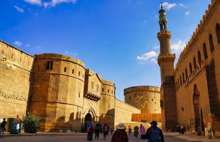 Turisti nella cittadella di saladino, vacanza egitto agosto