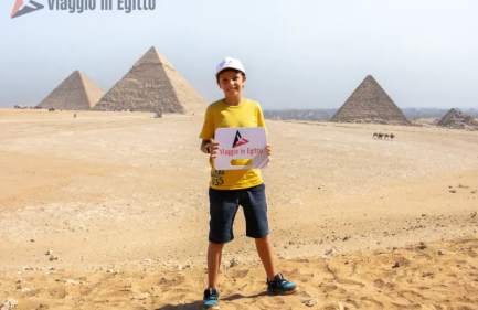 Ragazzo nelle Piramidi, vacanza egitto agosto