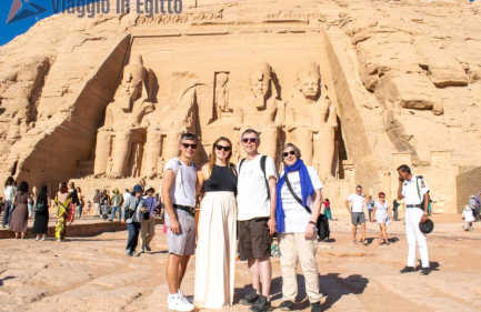 Famiglia ad abu simbel, vacanze estive egitto