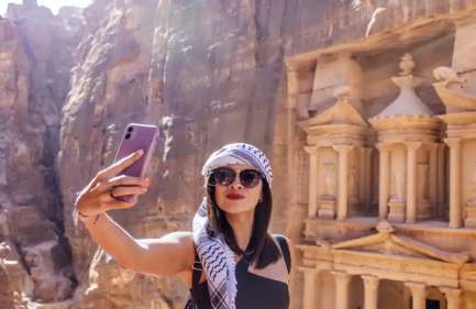 Donna a Petra, tour giordania 4 giorni