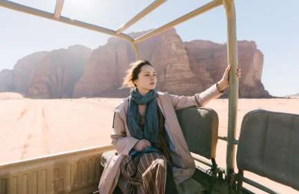 una donna al deserto di Wadi Rum, itinerario giordania 5 giorni