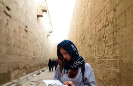 Una Donna nel Tempio di Edfu, viaggio straordinario in egitto