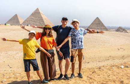 una famiglia davanti alla piramidi di giza, egitto lusso