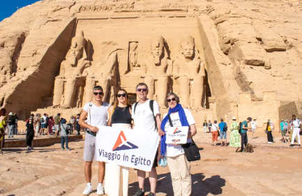 una famiglia visita abu simbel, egitto lusso