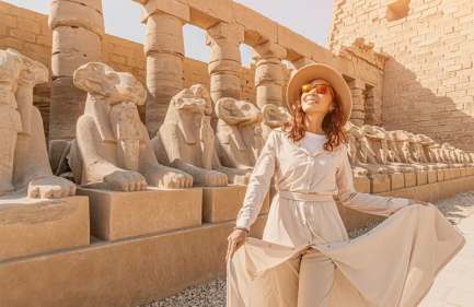 una donna al tempio di karnak, egitto lusso