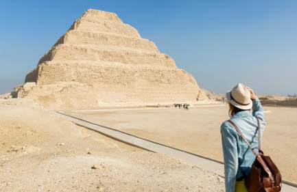 Donna a Saqqara, capodanno al cairo