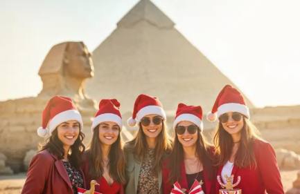 Donne che Festeggiano il capodanno alle piramidi, capodanno in egitto