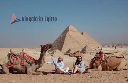 una coppia davanti alle piramidi, pasqua in egitto 2026