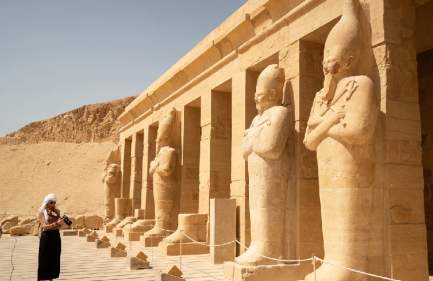 donna fotografa davanti hatshepsut, pasqua in egitto 2026