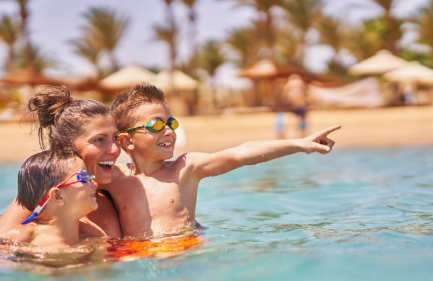 una madre con i suoi figli a hurghada, hurghada piramidi