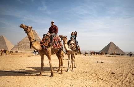 una famiglia davanti alle piramidi, hurghada piramidi