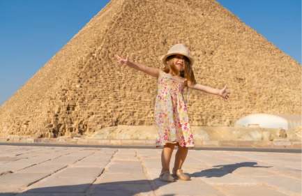 bambina che danza davanti alla piramide di cheope a giza, tour cairo