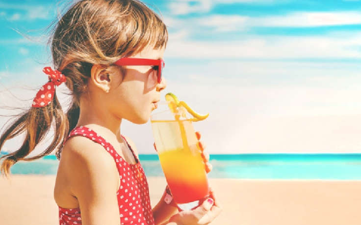 vacanza con bambini, una ragazza sul mare