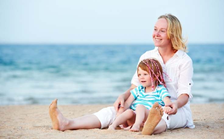 vacanza con bambini, una donna con tua figlia sul mare
