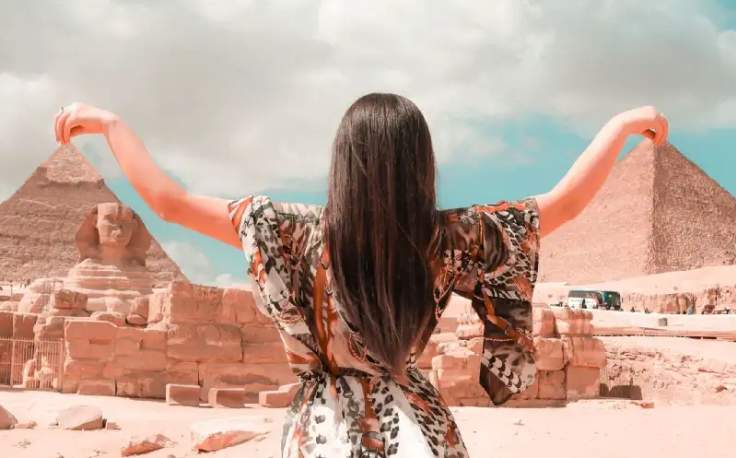 È sicuro andare in Egitto, una donna davanti alle piramidi