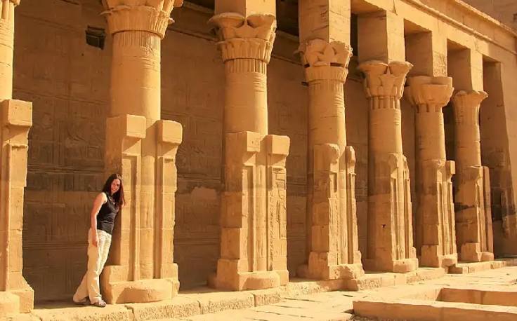 Cosa vedere in Egitto, una donna al Tempio di karnak