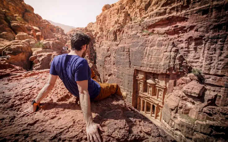 un uomo visita petra, cosa vedere in giordania