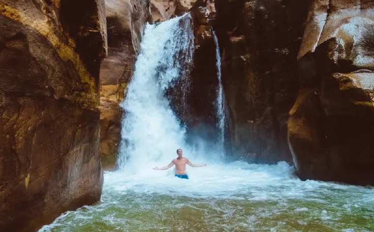 un uomo a wadi mujib
