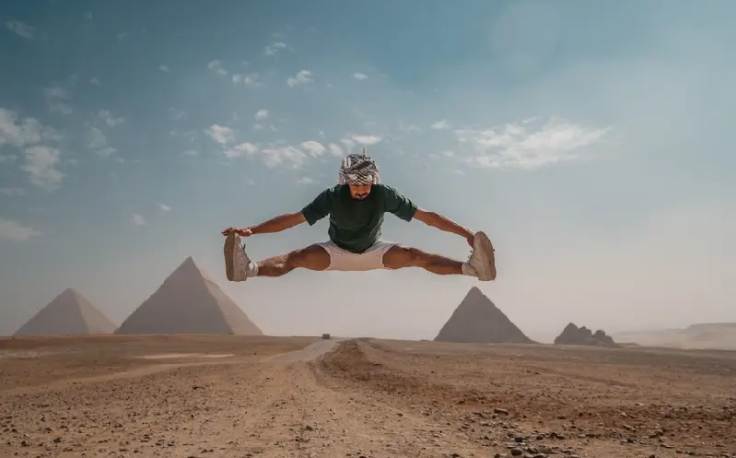 un giovane davanti alle piramidi di giza, egitto dove andare al mare