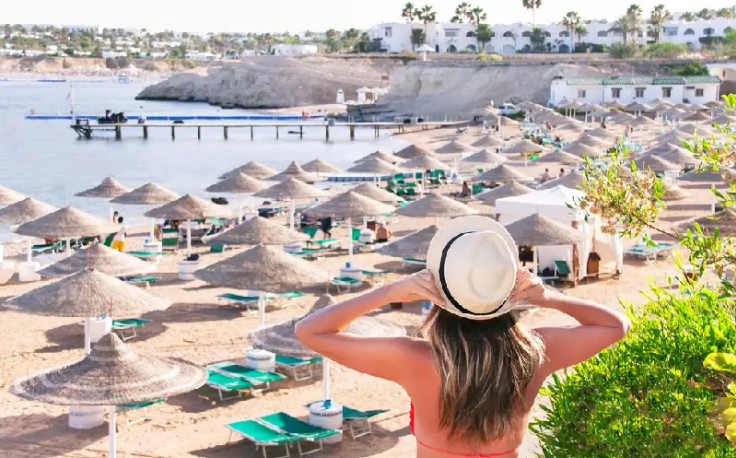 una ragazza a sharm el shiekh, egitto dove andare al mare