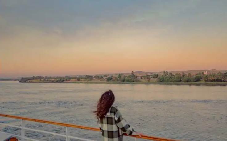 una donna a bordo di una crociera sul nilo , Egitto a dicembre