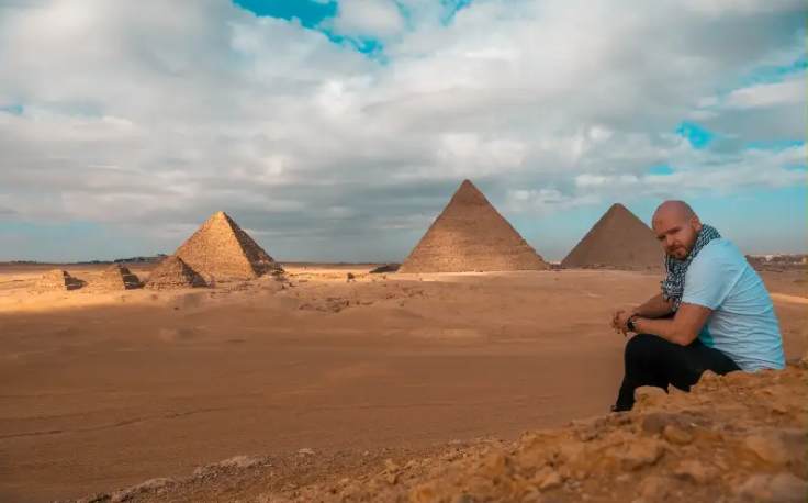 un uomo nella pianura di piramidi , egitto a dicembre