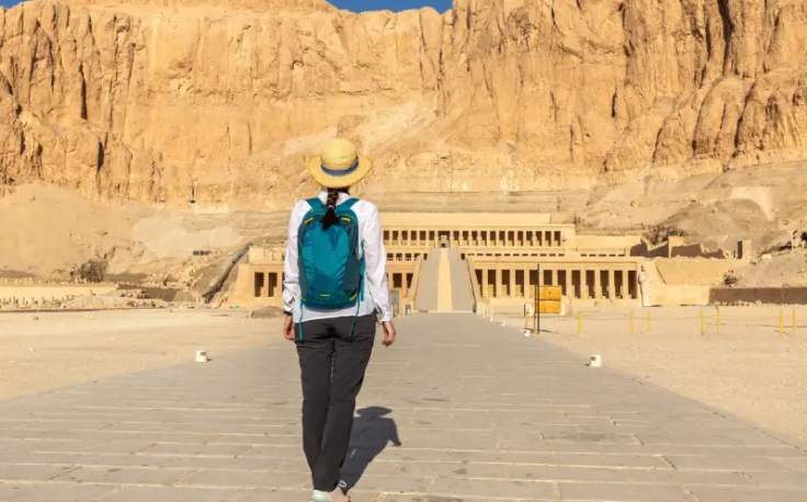 una donna davanti Il tempio di Hatshepsut, egitto a dicembre