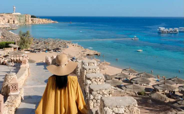 una donna in una spiagge a sharm el sheikh egitto , egitto a dicembre