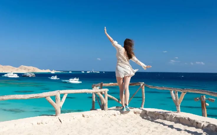 una donna sulla spiaggia a hurghada ,Egitto a dicembre