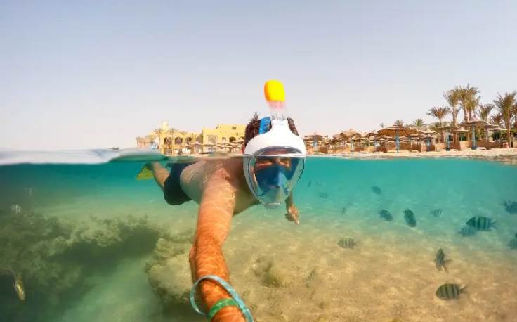 un uomo fa snorkeling a marsa alam , Egitto a dicembre