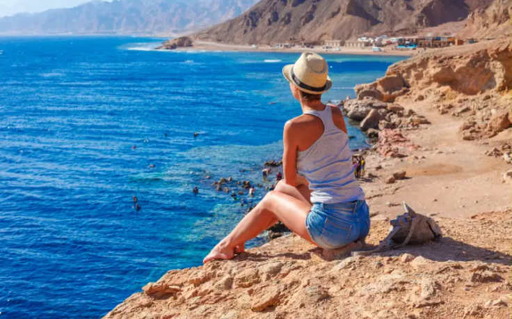 una donna al buco blu a dahab , egitto a dicembre