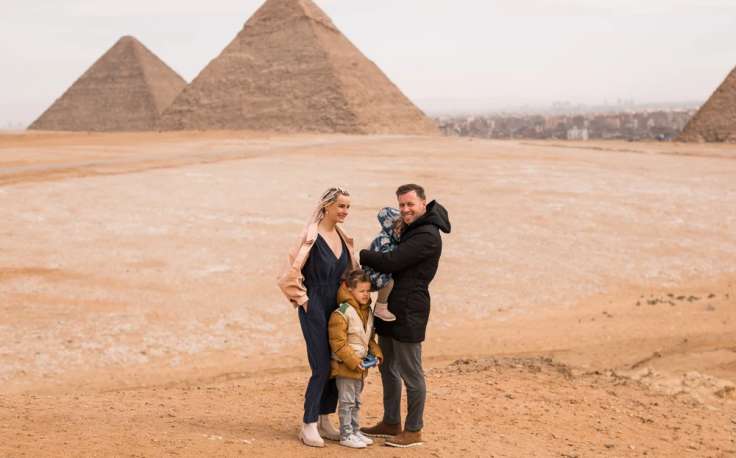 Inverno in Egitto, una famiglia davanti  alle piramidi