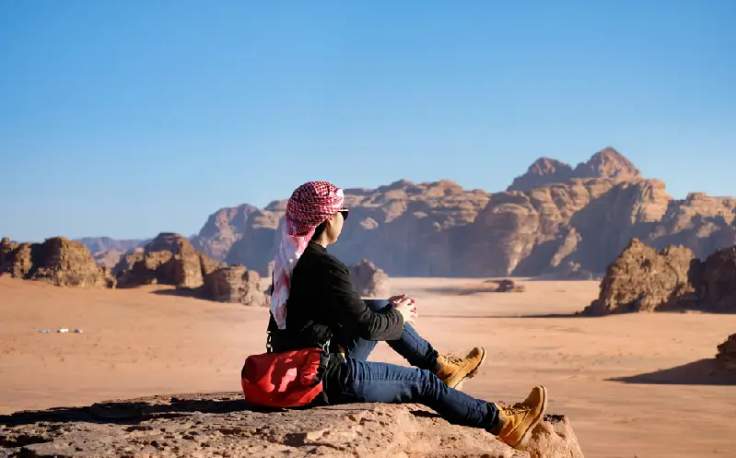 una donna al deserto di Wadi Rum, come vestirsi in giordania