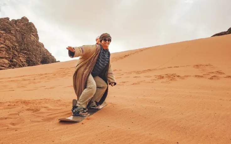 una donna a wadi rum, come vestirsi in giordania