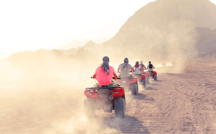 un gruppo fa safari al deserto , cose da sapere prima di andare a sharm