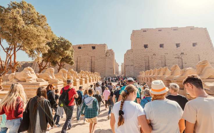 un gruppo di turisti a tempio di karnak