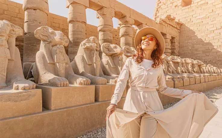 una donna al tempio di luxor