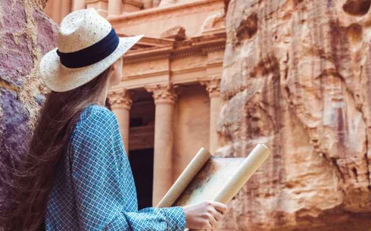 una ragazza a petra, giordania documenti