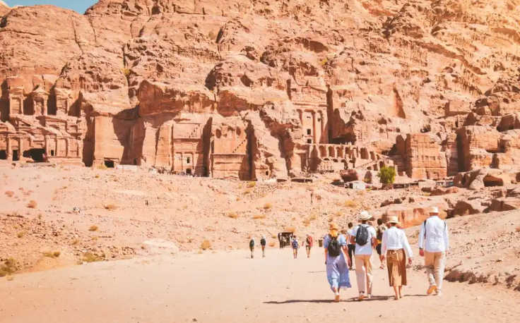 un gruppo alle tombe reali in giordania, giordania documenti