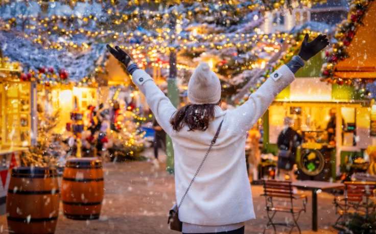 Dove andare a Natale, una donna celebra il natale
