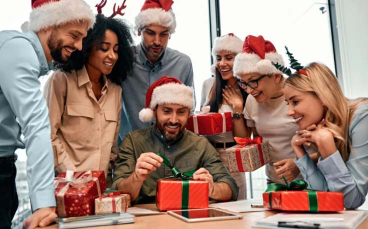 Dove andare a Natale, una famiglia con il cappello di Natale