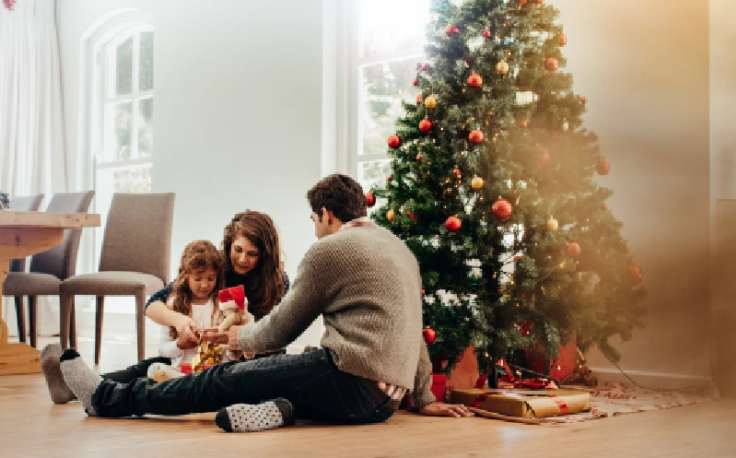 Dove andare a Natale, una madre e un padre con il suo figlio celecrano il natale