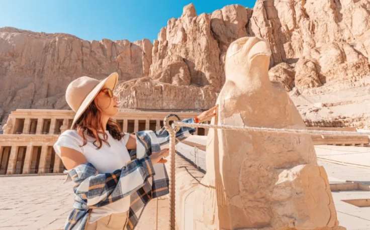 Egitto gennaio temperature, una donna a luxor