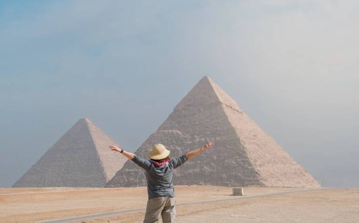 Come Sono State Costruite Le Piramidi, Una donna davanti alle 2 piramidi di Giza