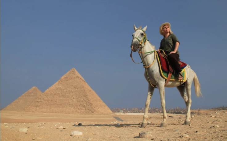 Come Sono State Costruite Le Piramidi, Una donna a dorso di un cavallo alle piramidi
