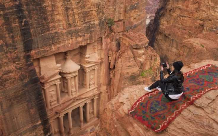 Cosa vedere a Petra, una donna davanti alla grande petra