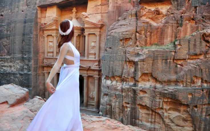 Cosa vedere a Petra, una donna indossa un vestito bianco in Giordania