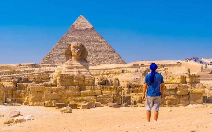 Egitto Agosto, un uomo alle piramidi